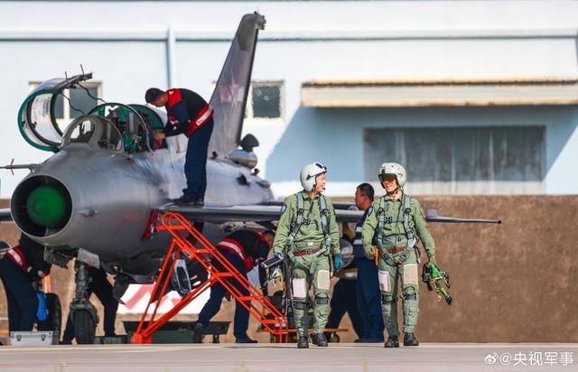 南部战区空军训练现场高燃画面曝光