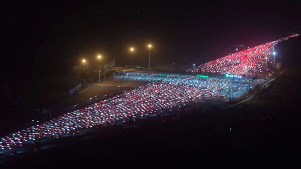 春節(jié)返程高速上演“冰火兩重天”