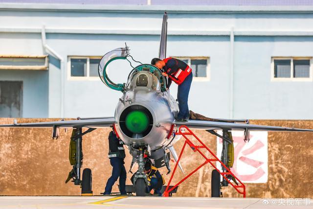 南部战区空军训练现场高燃画面曝光