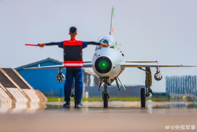 南部战区空军训练现场高燃画面曝光