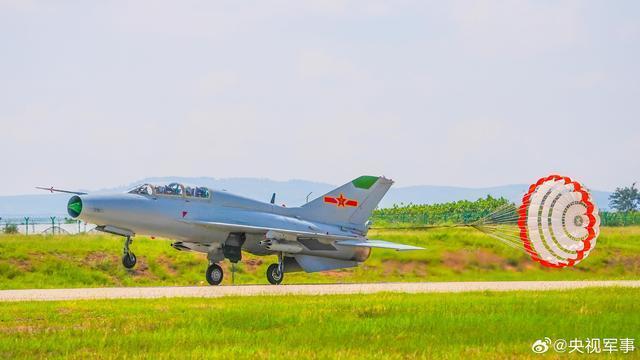 南部战区空军训练现场高燃画面曝光