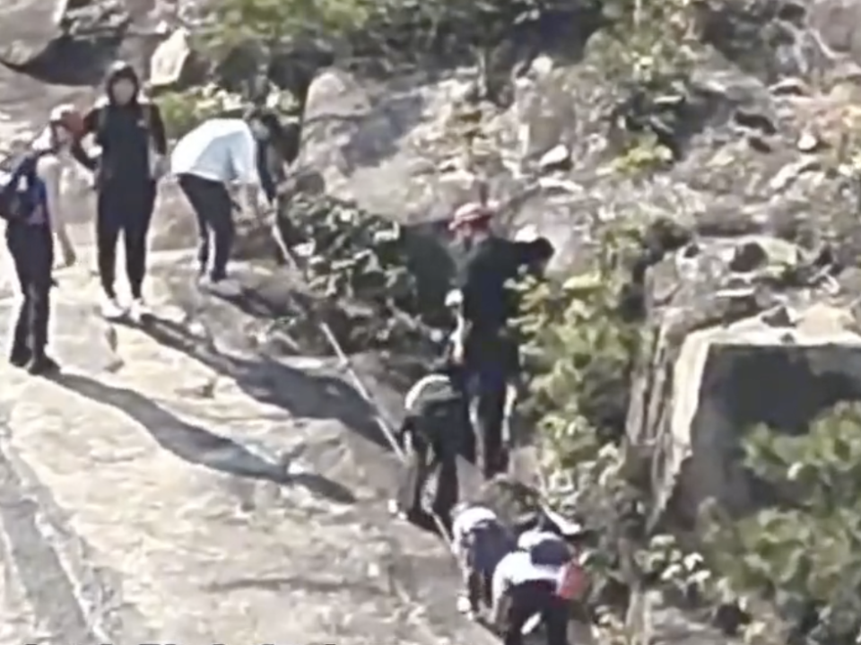 2名大学生跟风打卡“魔鬼崖”被困