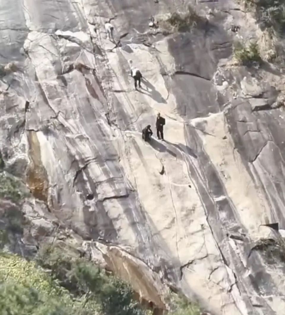 2名大学生跟风打卡“魔鬼崖”被困