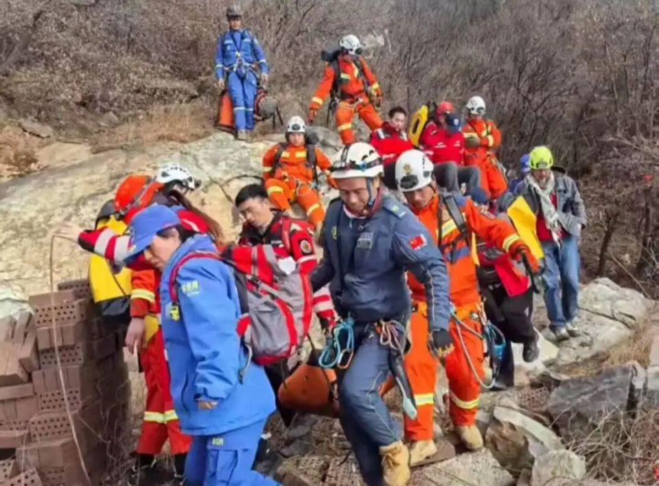爬山失联遇难女子曾光脚神情恐惧