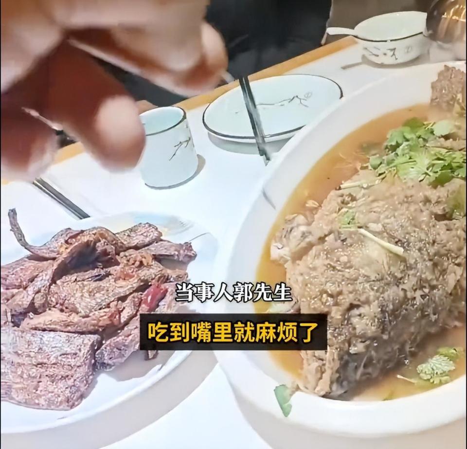 在餐厅吃鱼吃出鱼线鱼钩