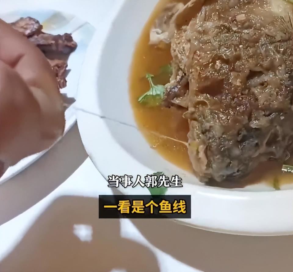 在餐厅吃鱼吃出鱼线鱼钩