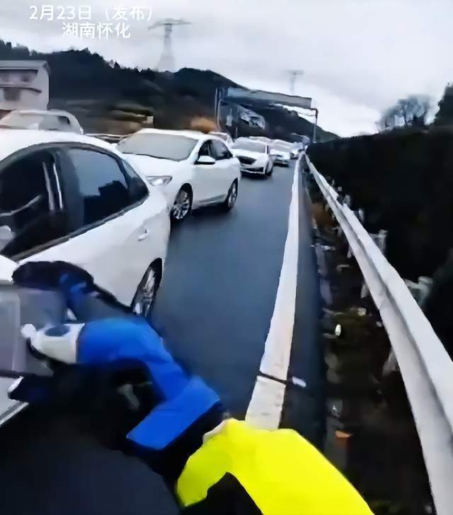 司机高速上睡觉身后堵了12公里