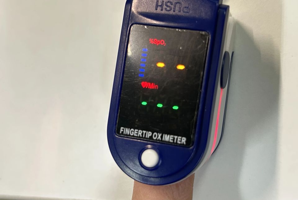 女子心跳骤停美甲阻碍抢救