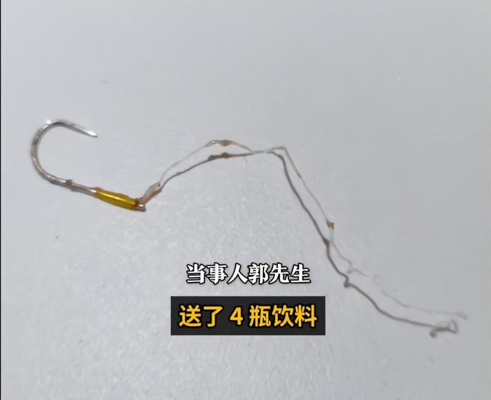 在餐厅吃鱼吃出鱼线鱼钩