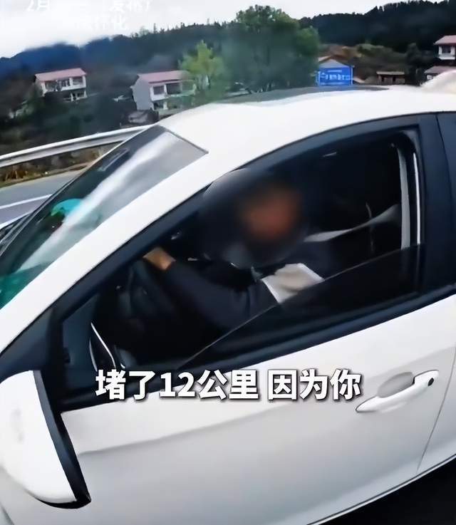司机高速上睡觉身后堵了12公里
