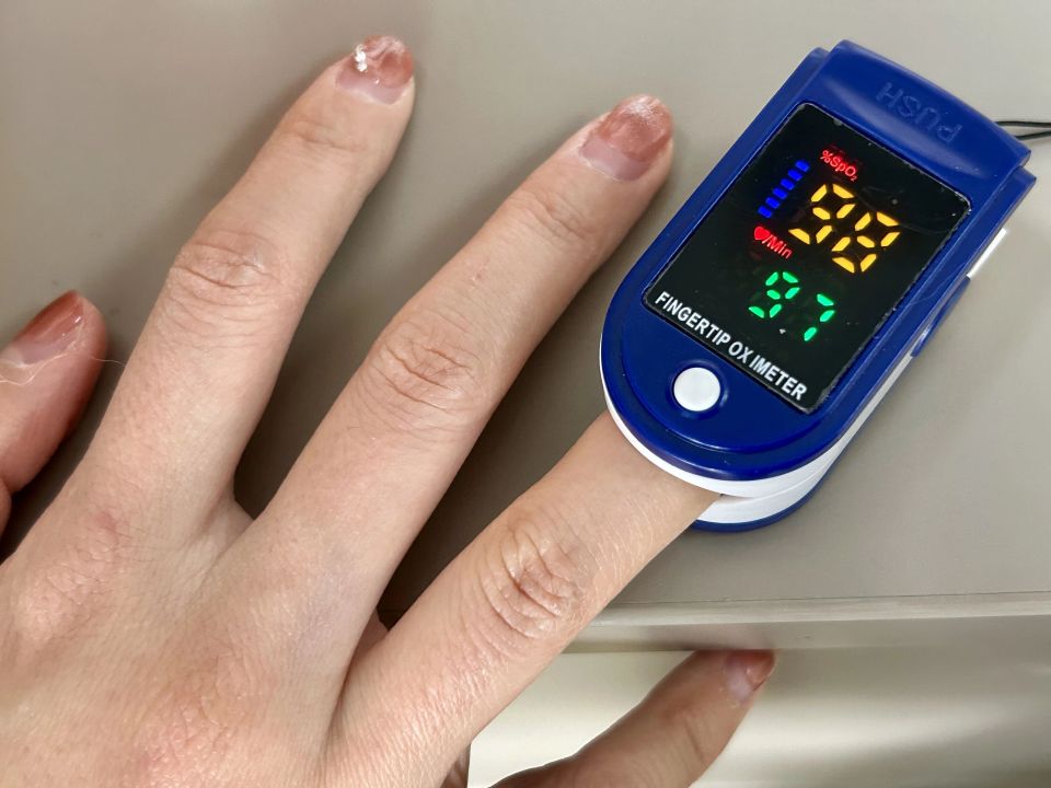 女子心跳骤停美甲阻碍抢救