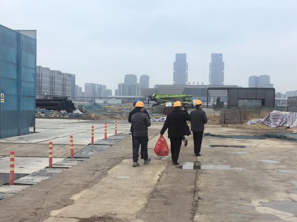 于东来在老家卖甘蔗边吃边叫卖