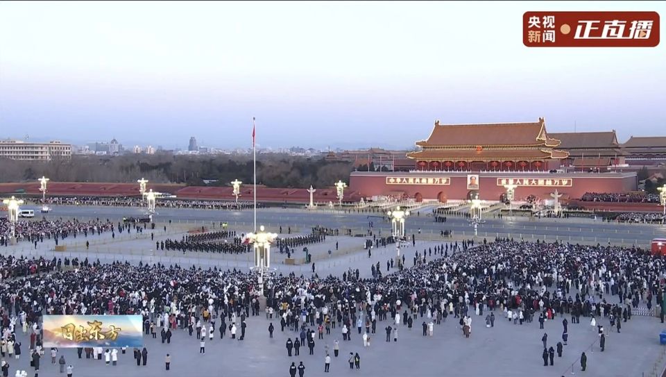 天安门广场挂起中德两国国旗
