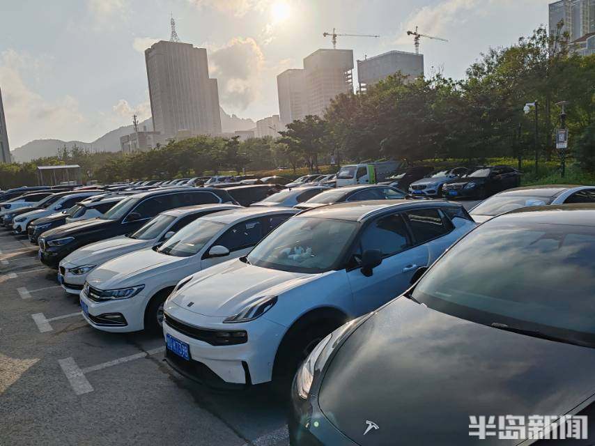 旅游人数暴涨车辆扎堆停在排洪沟