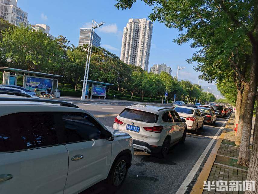 旅游人数暴涨车辆扎堆停在排洪沟