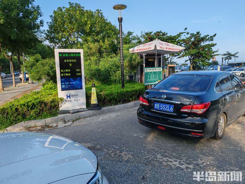 旅游人数暴涨车辆扎堆停在排洪沟