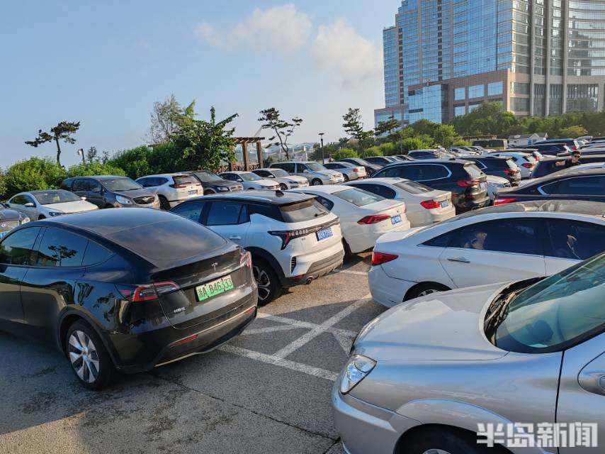 旅游人数暴涨车辆扎堆停在排洪沟