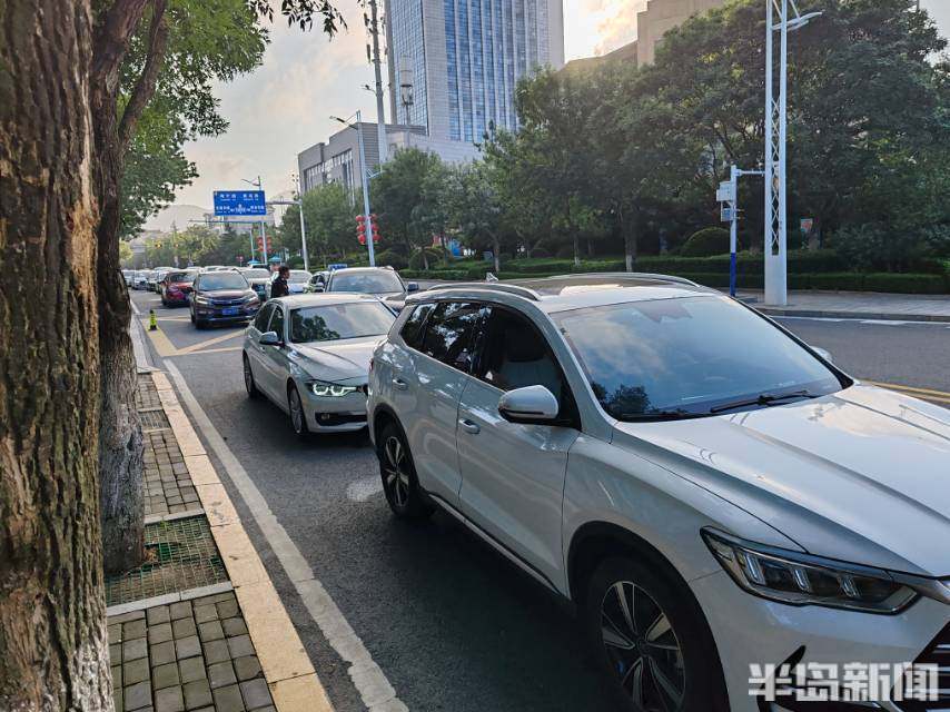 旅游人数暴涨车辆扎堆停在排洪沟