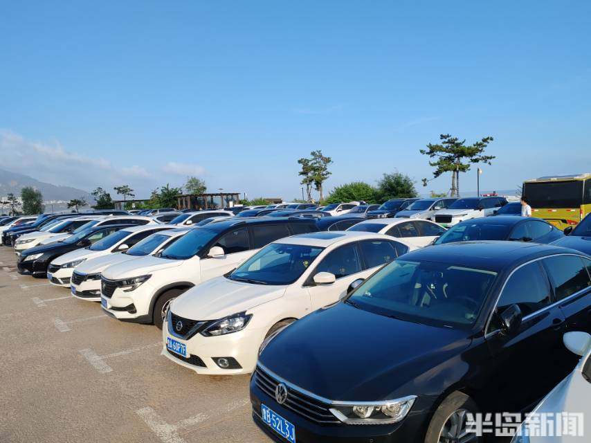 旅游人数暴涨车辆扎堆停在排洪沟