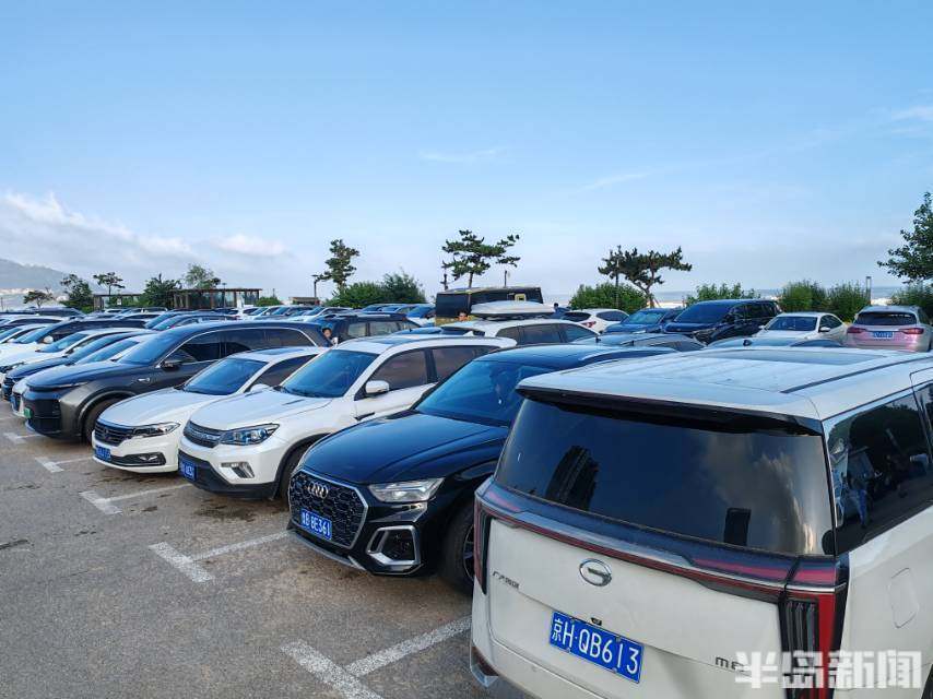 旅游人数暴涨车辆扎堆停在排洪沟