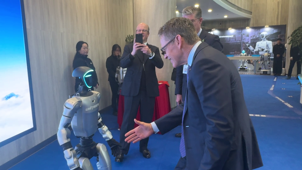 奔驰宝马高管围观宇树机器人