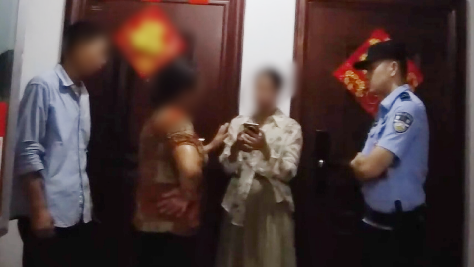 女子捡手机藏4个月失主定位找上门