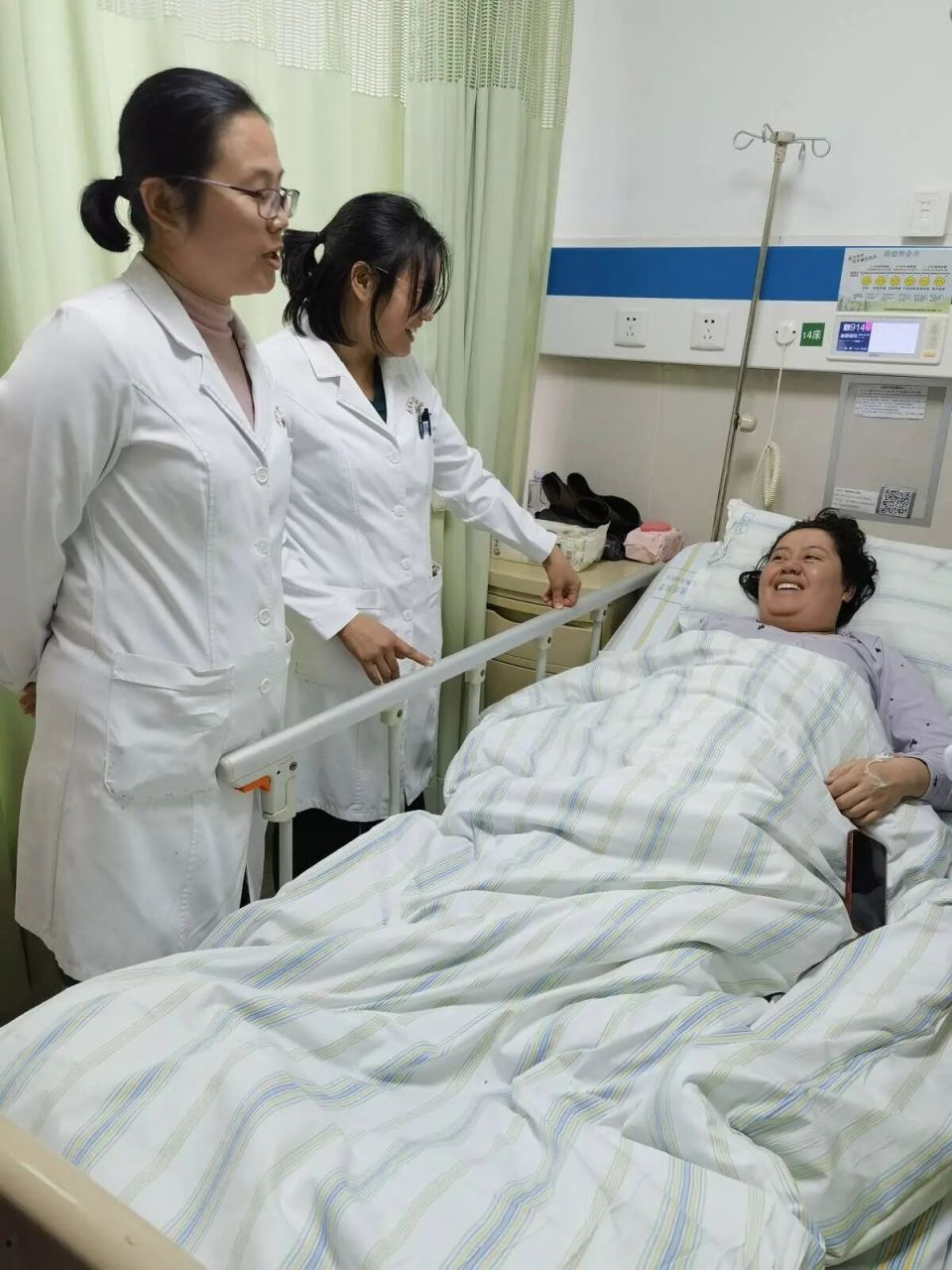 为5胞胎接生的专家肉眼可见地老了
