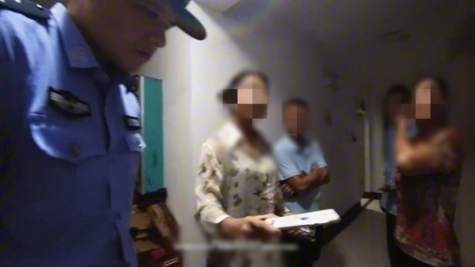 女子捡手机藏4个月失主定位找上门