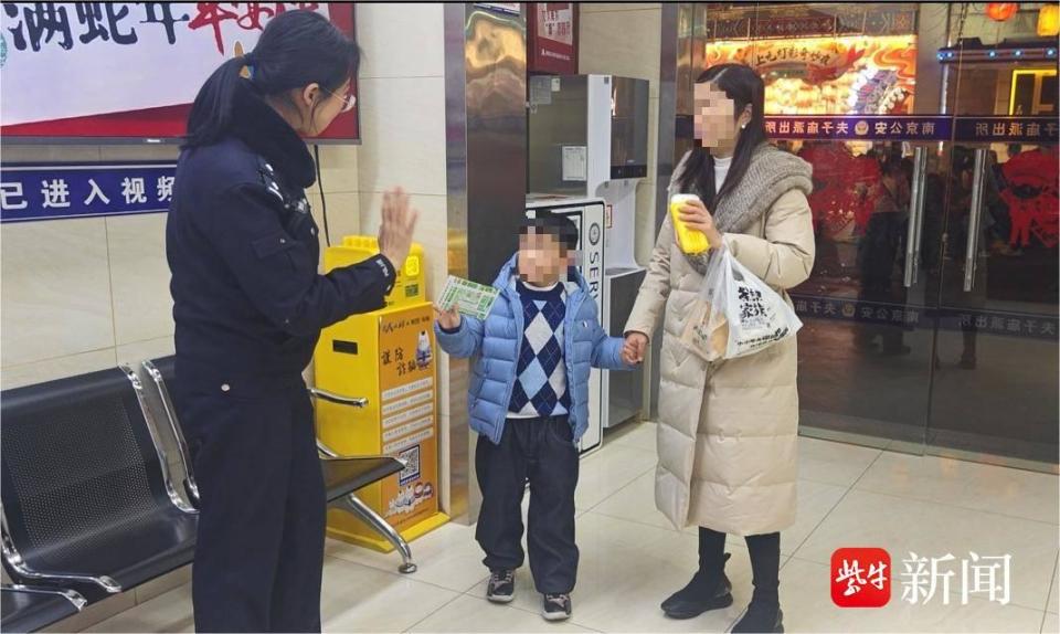 男孩地铁走丢报出妈妈号码逗笑路人