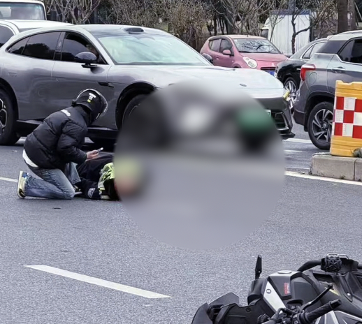 成都通报执勤交警被摩托车撞飞