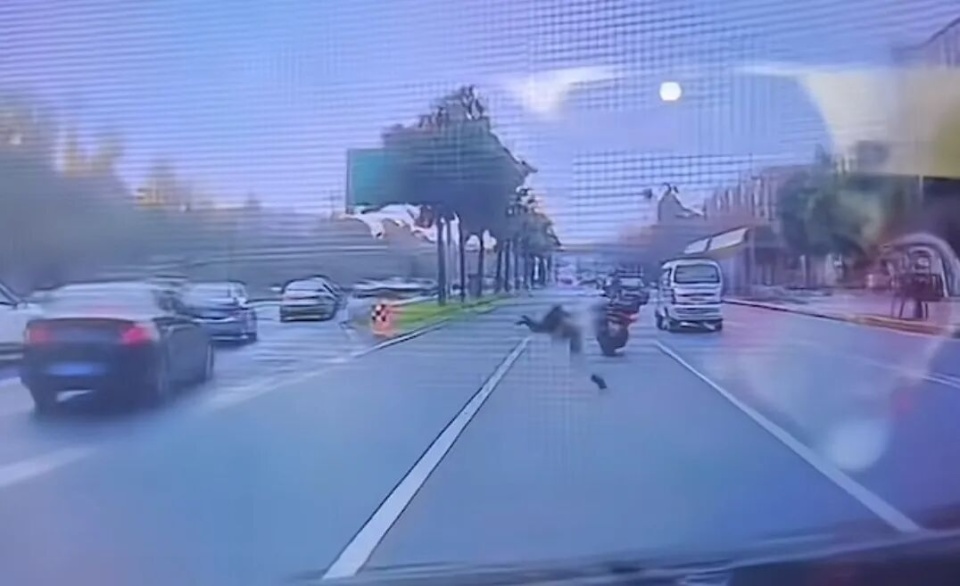 成都通报执勤交警被摩托车撞飞