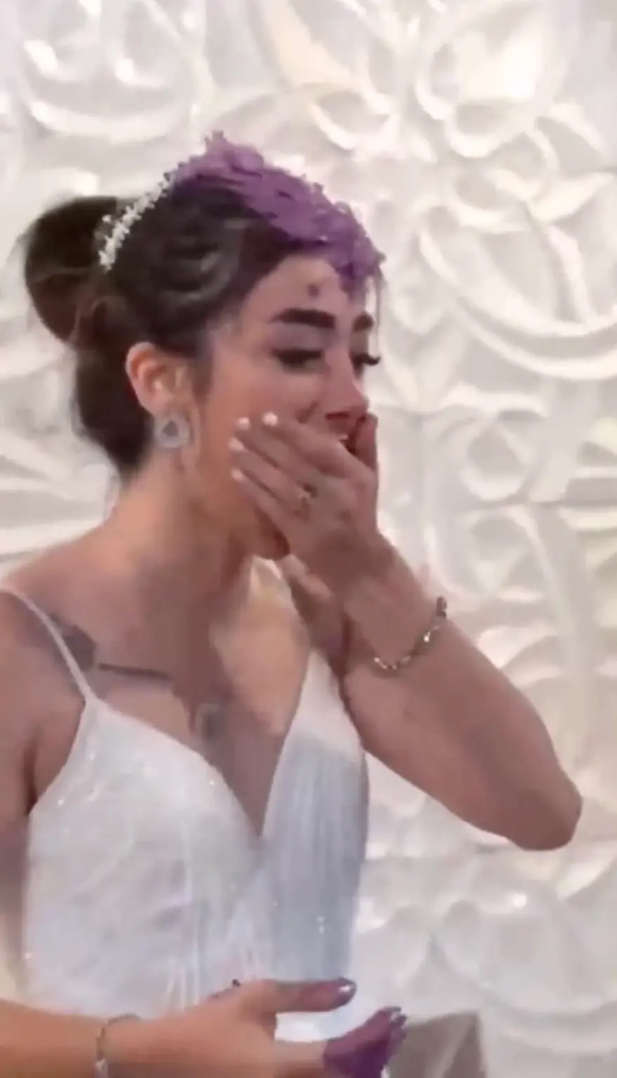 新娘出嫁徒手拔光碎发