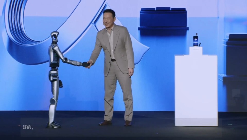 荣耀机器人手机亮相