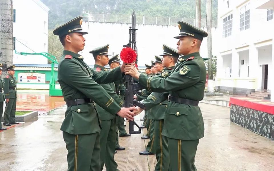 官兵用“士兵突擊”式結尾告別軍營