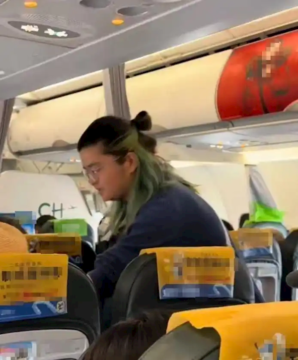 宝爸带女儿首次坐飞机提前送礼致歉