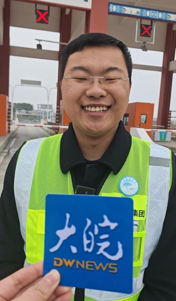 高速收费员“笑得没眼睛”被赞