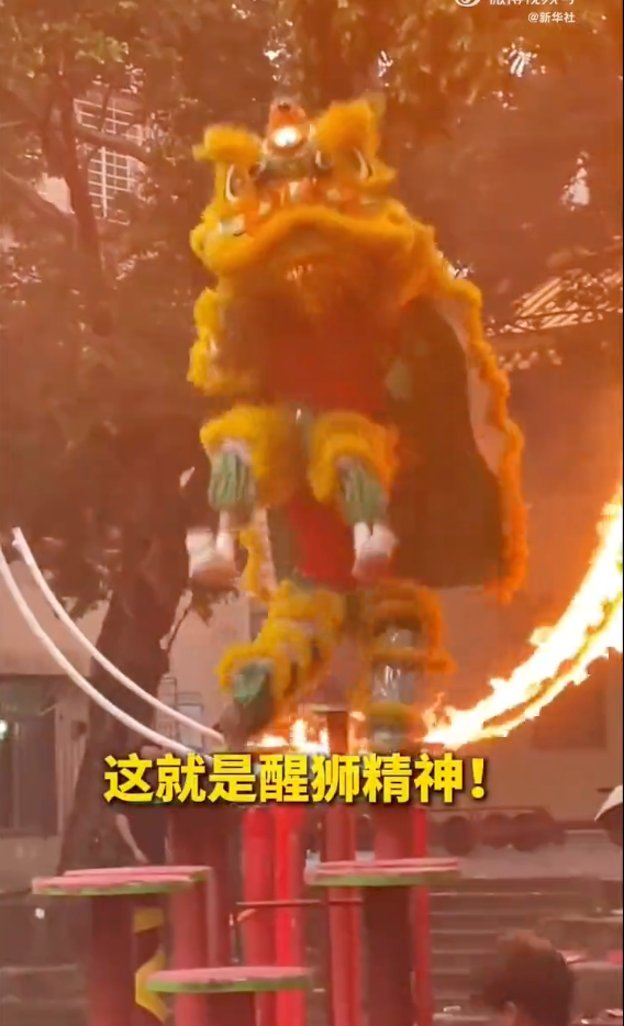 大雨倾盆观众散去醒狮坚持舞完全程
