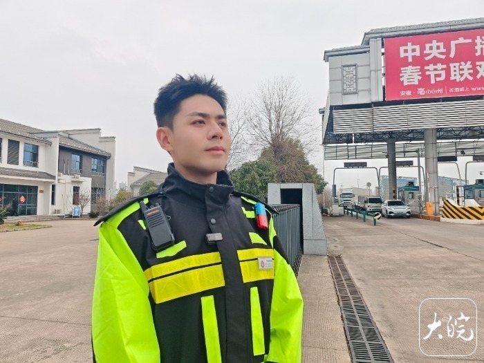 00后高速收费员撞脸多个明星