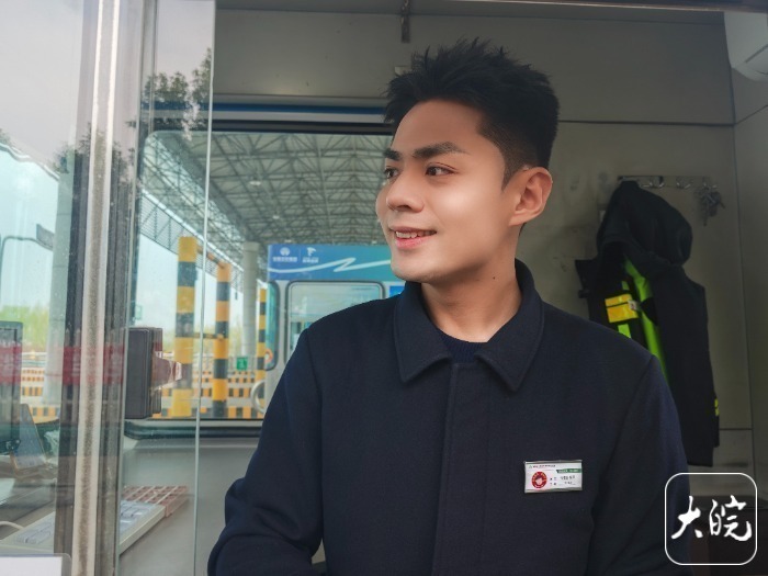 00后高速收费员撞脸多个明星