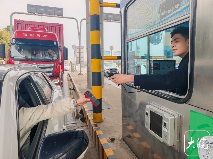 00后高速收费员撞脸多个明星