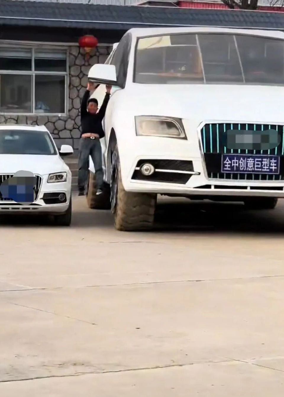 修车工“手搓”4米高巨型三轮车