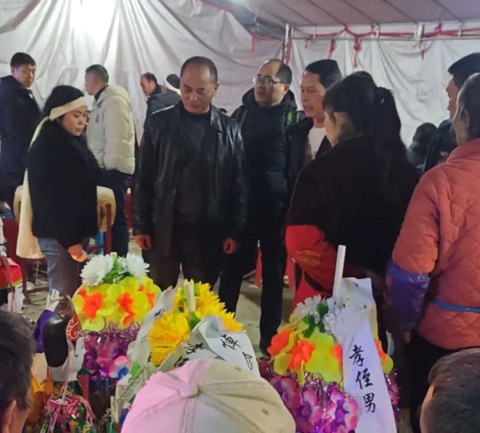 女子返岗途中离世老板派人千里吊唁