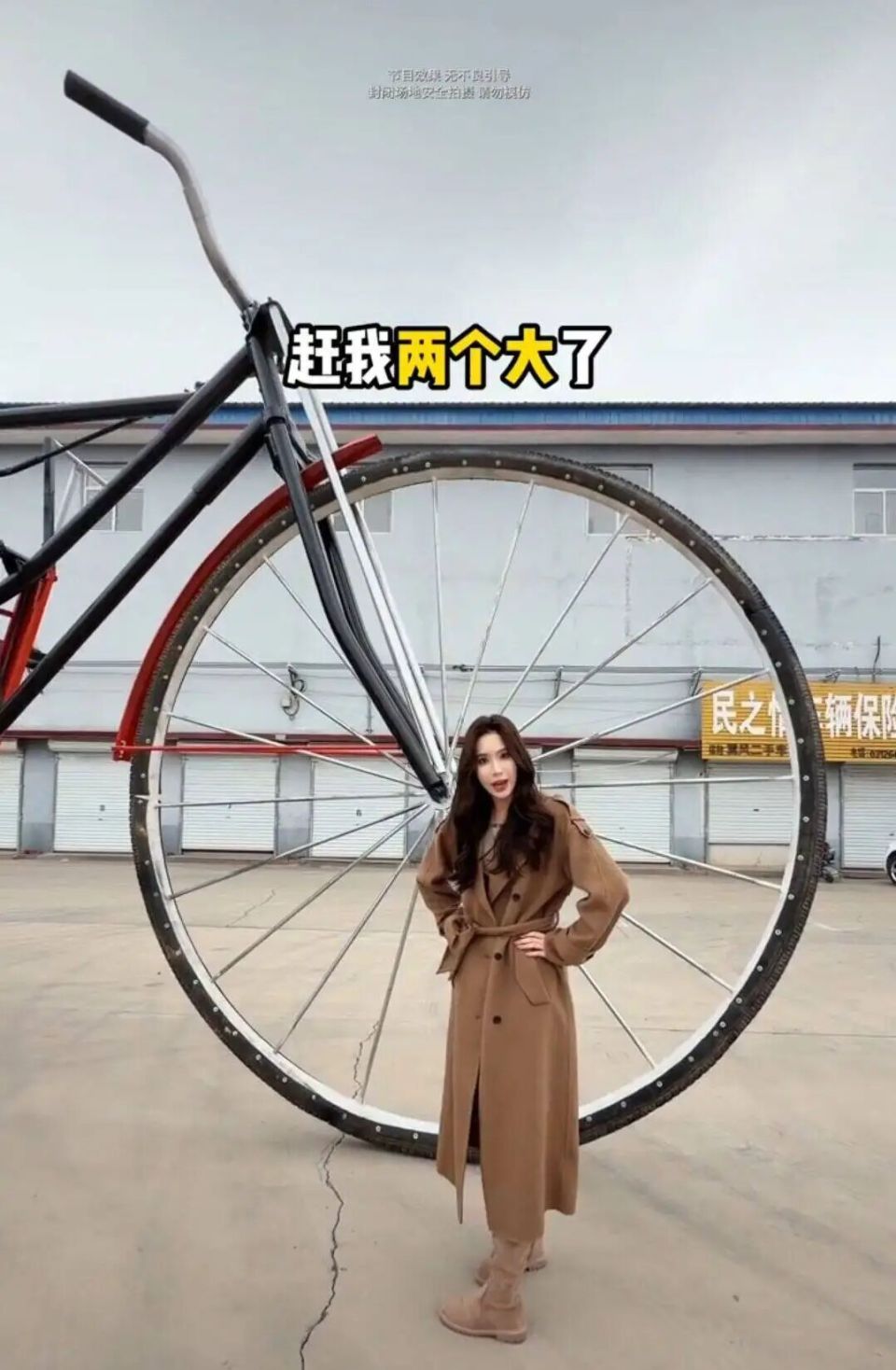 修车工“手搓”4米高巨型三轮车