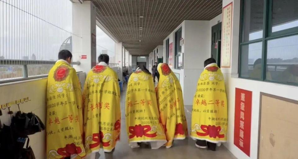 学校为学生定制毛毯奖状：寓意一辈子