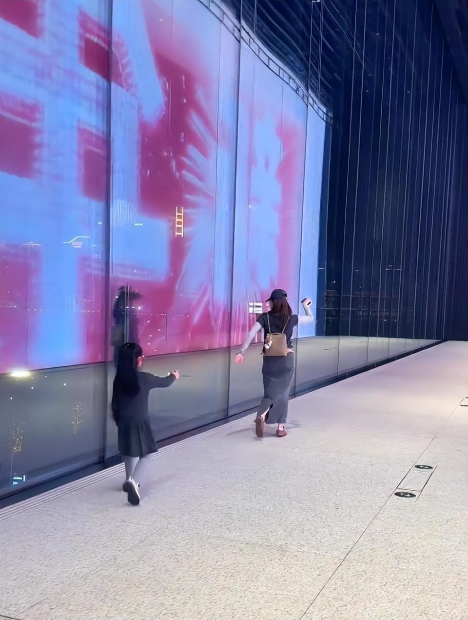 妈妈带女儿在大屏前跳舞火爆全网
