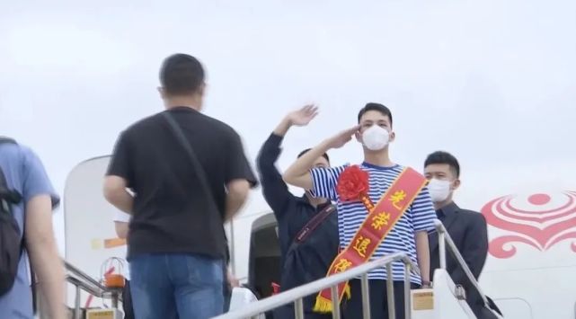 退伍士兵乘机返乡飞机绕岛盘旋两周