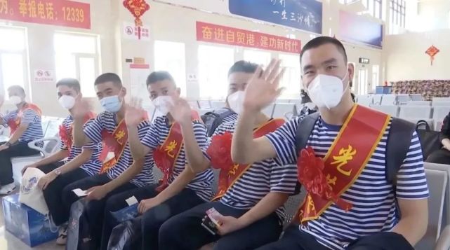 退伍士兵乘机返乡飞机绕岛盘旋两周