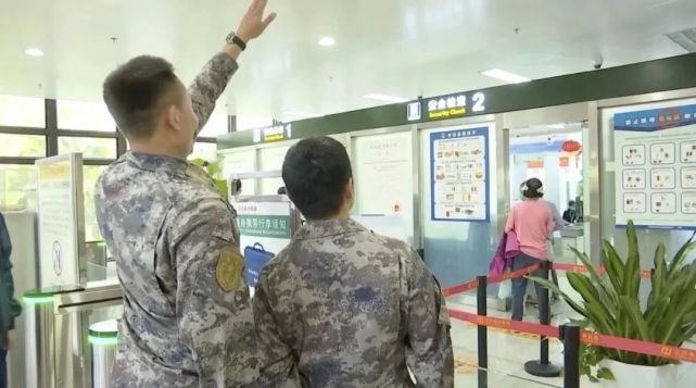 退伍士兵乘机返乡飞机绕岛盘旋两周