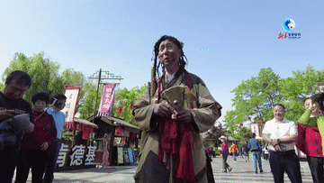 景区乞丐npc遭到游客疯狂投喂