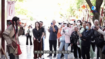 景区乞丐npc遭到游客疯狂投喂